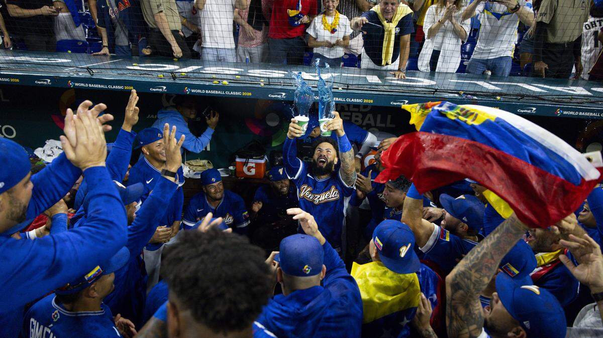 Los peloteros de Venezuela celebran tras vencer a Italia en la semifinal del Clásico Mundial de Béisbol, en el partido efectuado el 16 de marzo de 2026 en el loanDepot Park en Miami.