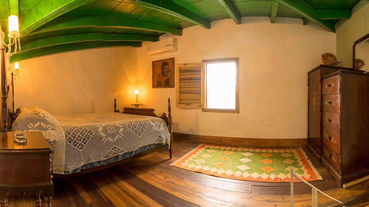 Una de las habitaciones del hotel de Unsain en La Habana con una imagen de Ernesto Guevara.