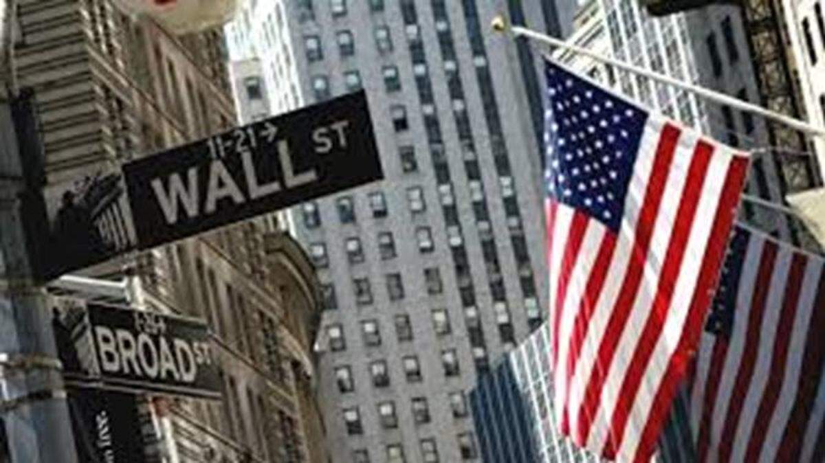 A CNN poll shows a 19-year-high 76 percent of Americans believe the economy is either very good or somewhat good.