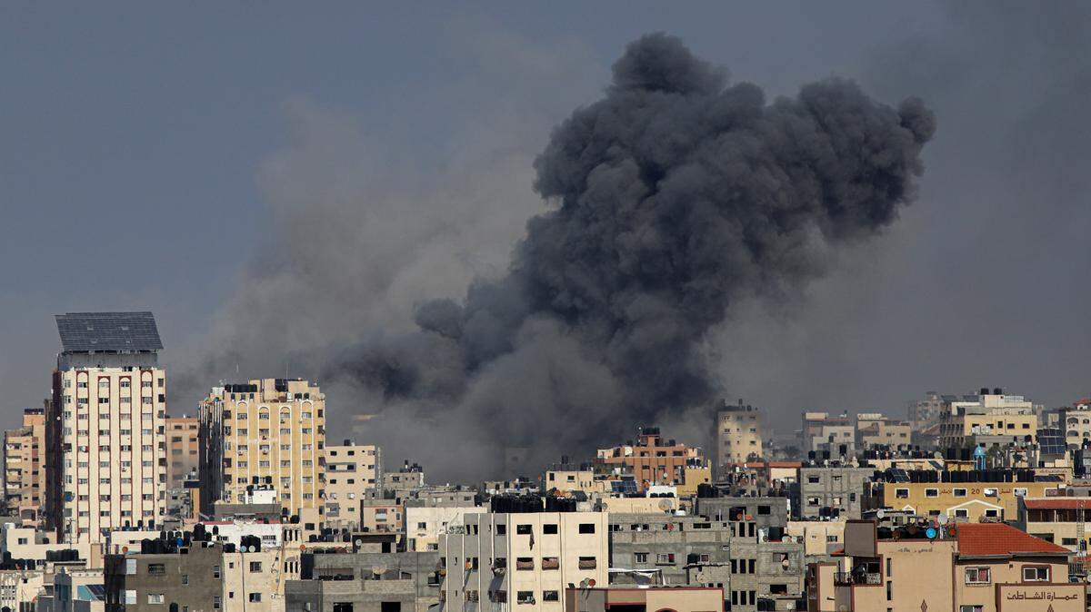 (231012) -- GAZA, Oct. 12, 2023 (Xinhua) -- Smoke billows following an Israeli airstrike in Gaza City, on Oct. 12, 2023. Israel on Thursday continued its airstrikes on various areas of the Gaza Strip. (Photo by Rizek Abdeljawad/Xinhua) (Photo by Xinhua/Sipa USA)