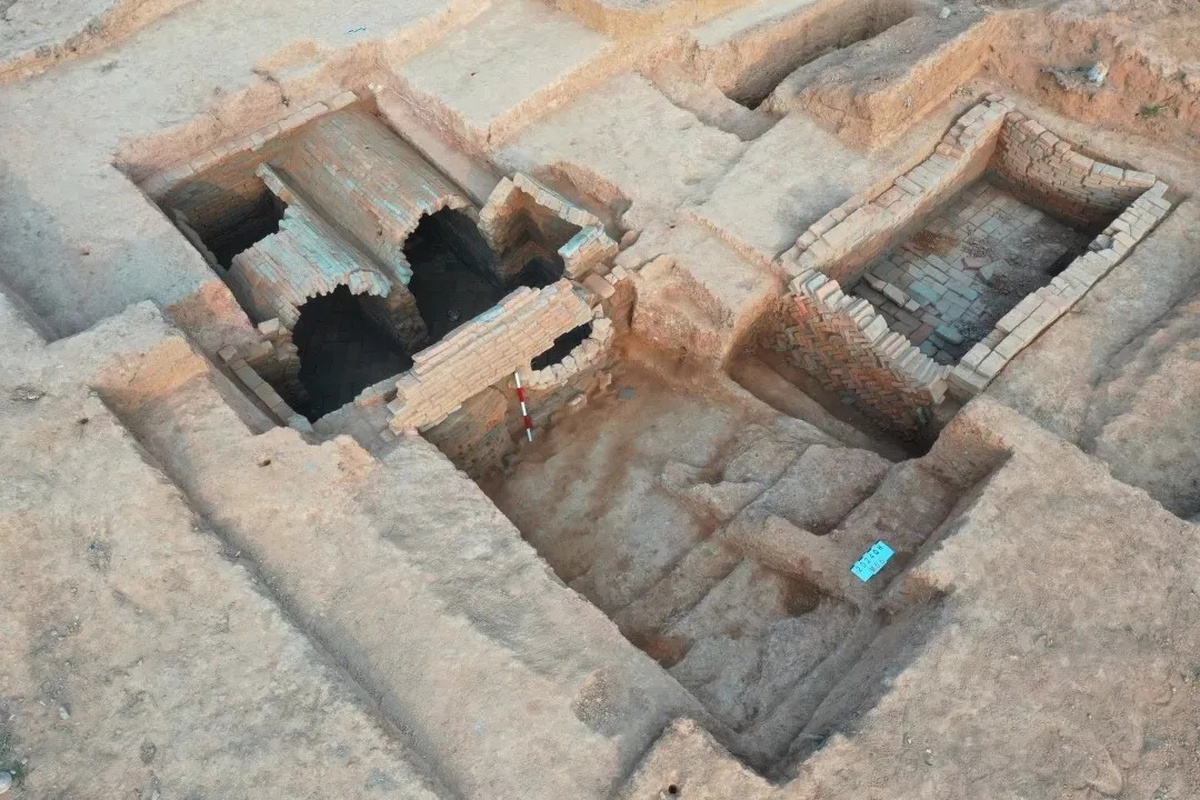 Two different style tombs from the Han Dynasty were also uncovered.