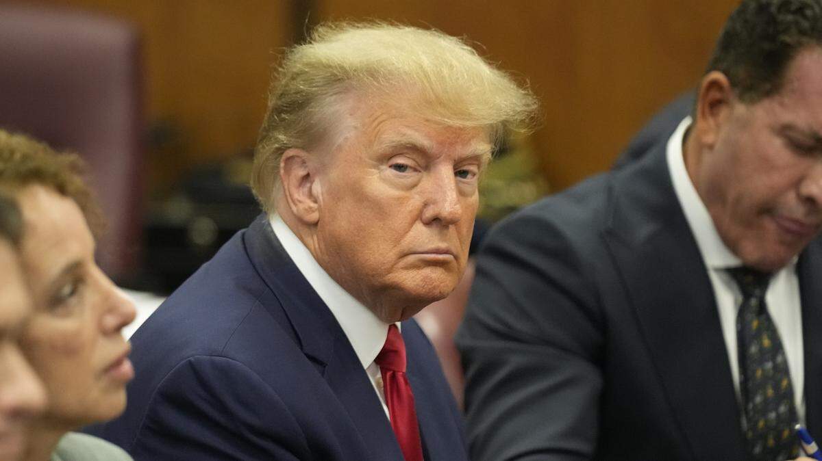 El ex presidente Donald Trump scon sus abogados ante el juez Juan Merchan para su comparecencia en el Tribunal Penal de Manhattan, el martes 4 de abril de 2023, en Nueva York.