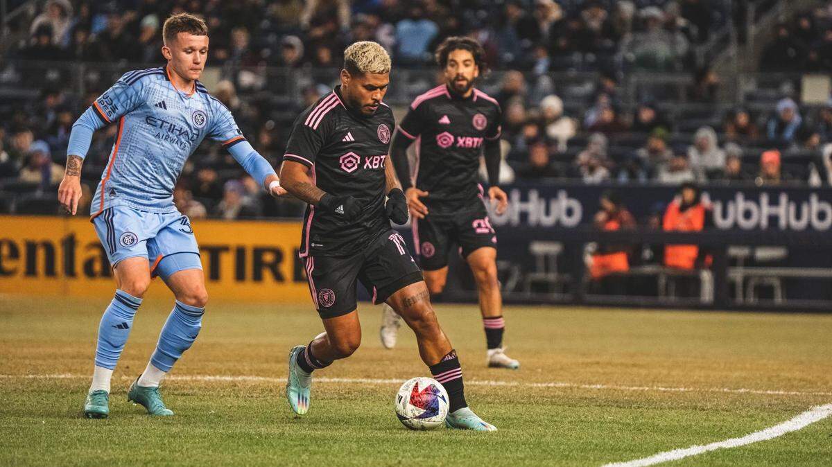 El delantero del Inter Miami Josef Martínez conduce el calón ante el NYCFC, el 11 de marzo en Nueva York.