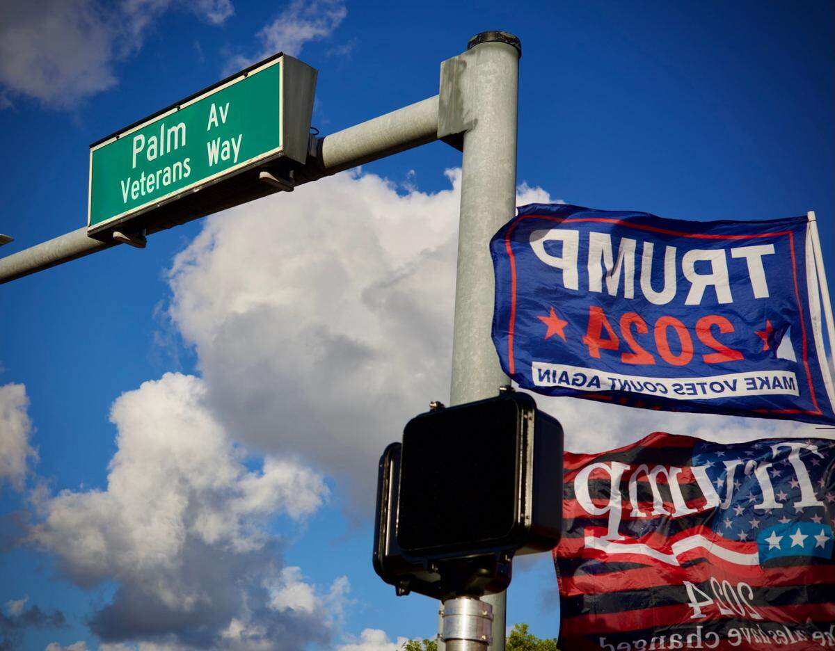 Las banderas de Trump 2024 se exhiben en Palm Avenue en Hialeah, Florida, el 8 de noviembre de 2023. 