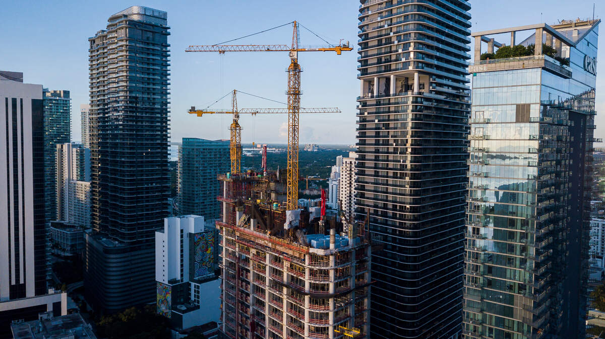 Inquilinos comerciales de renombre ya están firmando contratos de arrendamiento en la torre de oficinas 830 Brickell, de 55 pisos, que está en construcción.  
