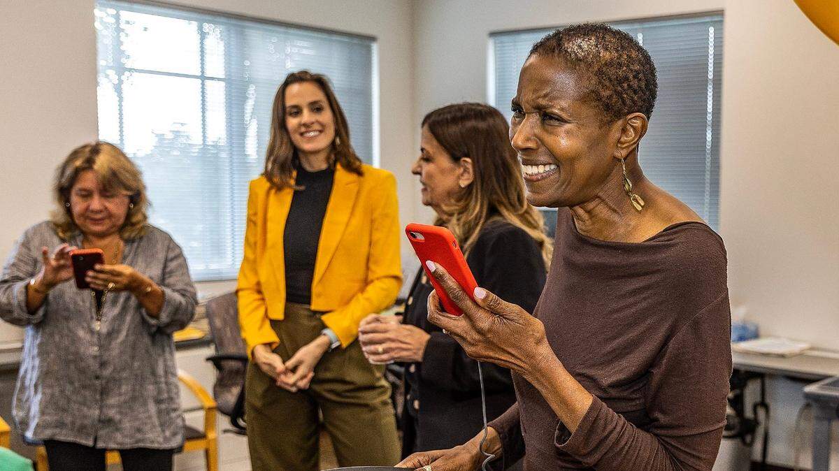 Luisa Yanez (izq.), Isadora Rangel, Amy Driscoll y Nancy Ancrum, miembros de la junta editorial del Miami Herald, reaccionan tras ganar el Pulitzer por redacción editorial 2023.