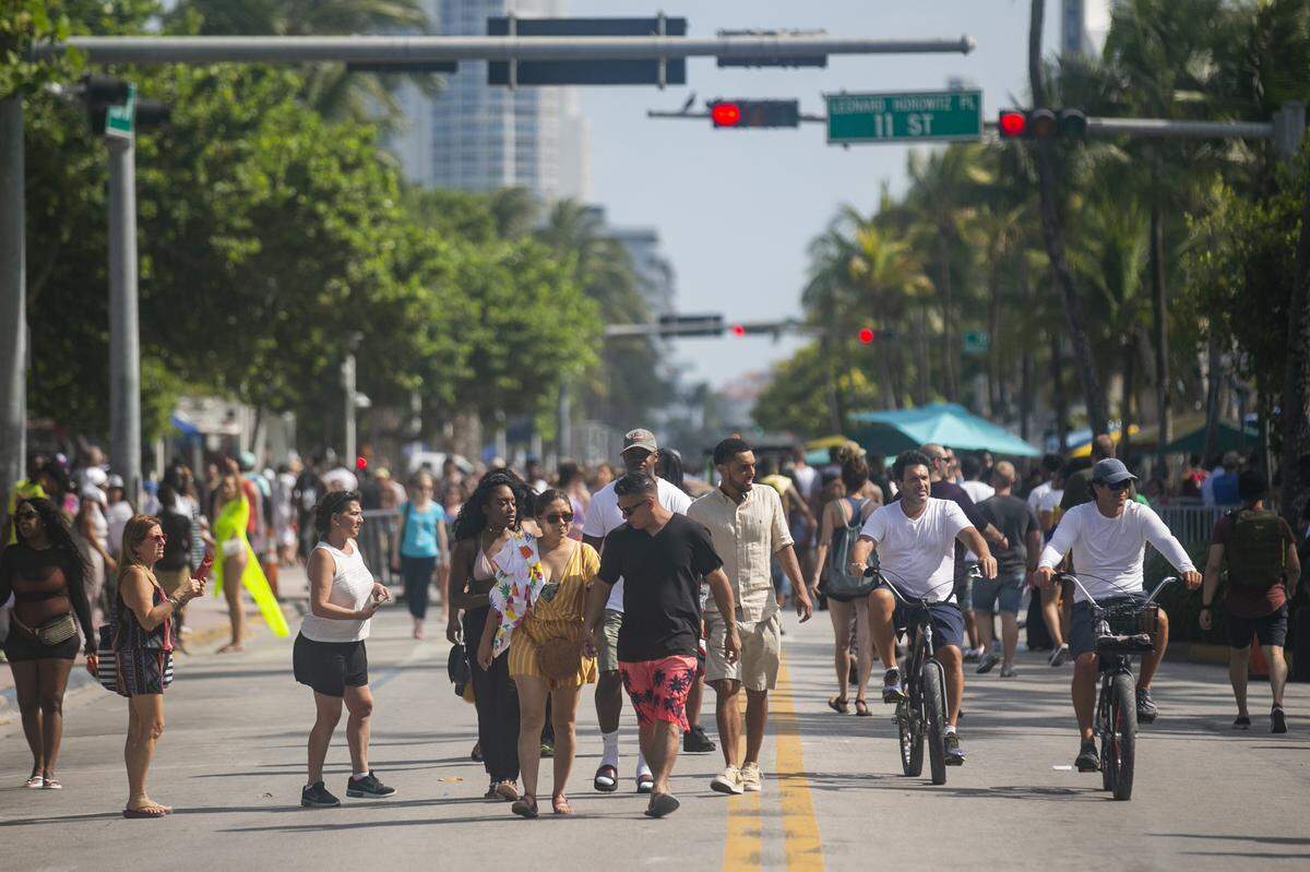Visitors walk down Ocean Drive and 11th Street in Miami Beach during the Memorial Day weekend on Saturday, May 25, 2019.