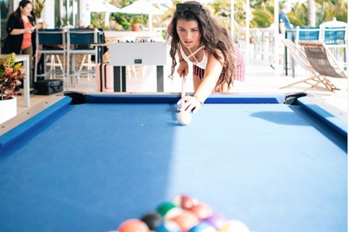 Jugando billar en el hotel Marriott Stanton de Miami Beach.