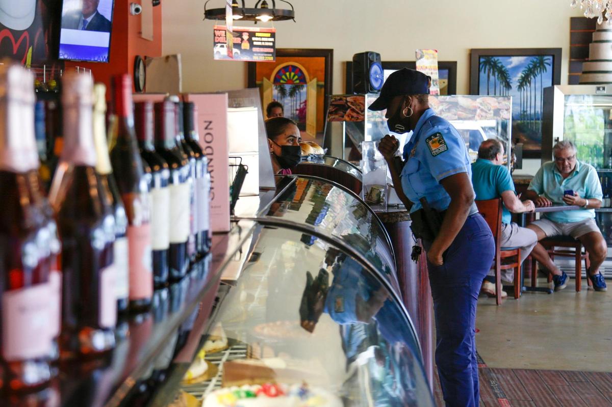 La asistente de servicios comunitarios de la Villa de Pinecrest, Priscilla Brown, hace un pedido en la Pinecrest Bakery en 12101 S. Dixie Hwy. en Pinecrest, Florida, el jueves 8 de julio de 2021. Pinecrest Bakery recibió un préstamo del Programa de Protección de Nómina del City National Bank en medio de la pandemia del COVID-19.