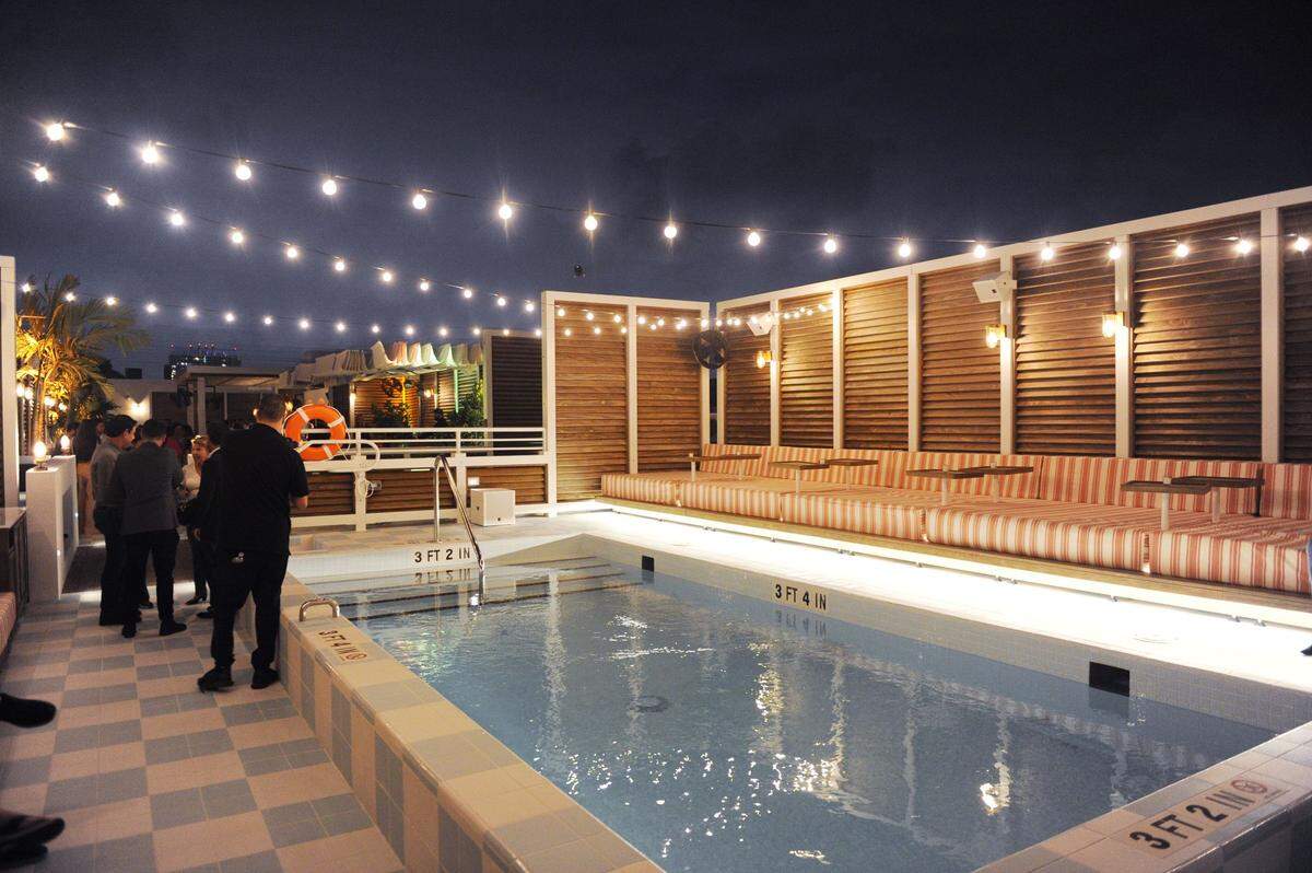 Parte de la piscina de la azotea, el bar y la zona del club de día del recién renovado hotel Esmé Miami Beach, que ya está abierto en Española Way.