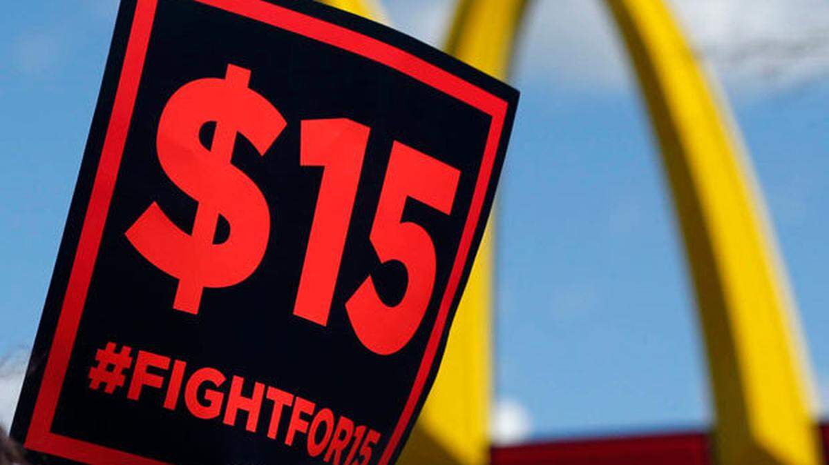 At least 48% of employers in the United States reported that they increased compensation in December 2021.