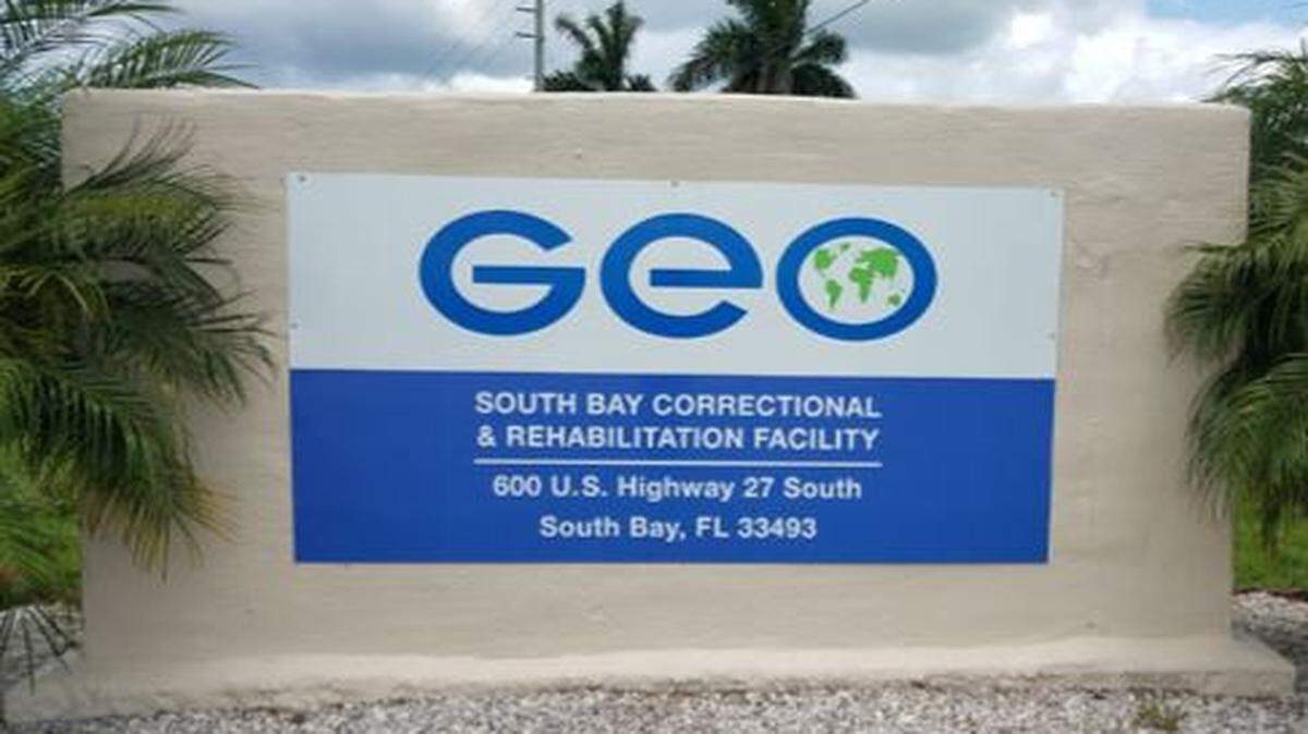 Cartel en el exterior del South Bay Correctional Facility & Rehabilitation Center, administrado por The Geo Group para el Departamento de Prisiones de la Florida