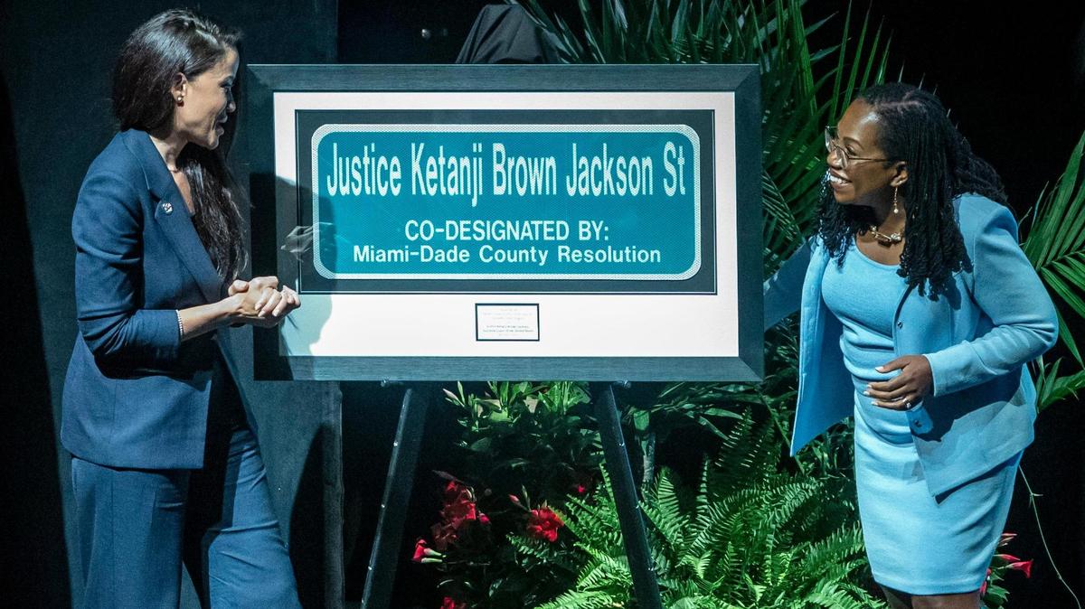 La jueza magistrada Ketanji Brown Jackson (derecha), y la comisionada Danielle Cohen Higgins, con el letrero de la calle durante la ceremonia de bautizo de la calle celebrada en el Dennis C. Moss Cultural Arts Center. José A. Iglesias jiglesias@elnuevoherald.com
