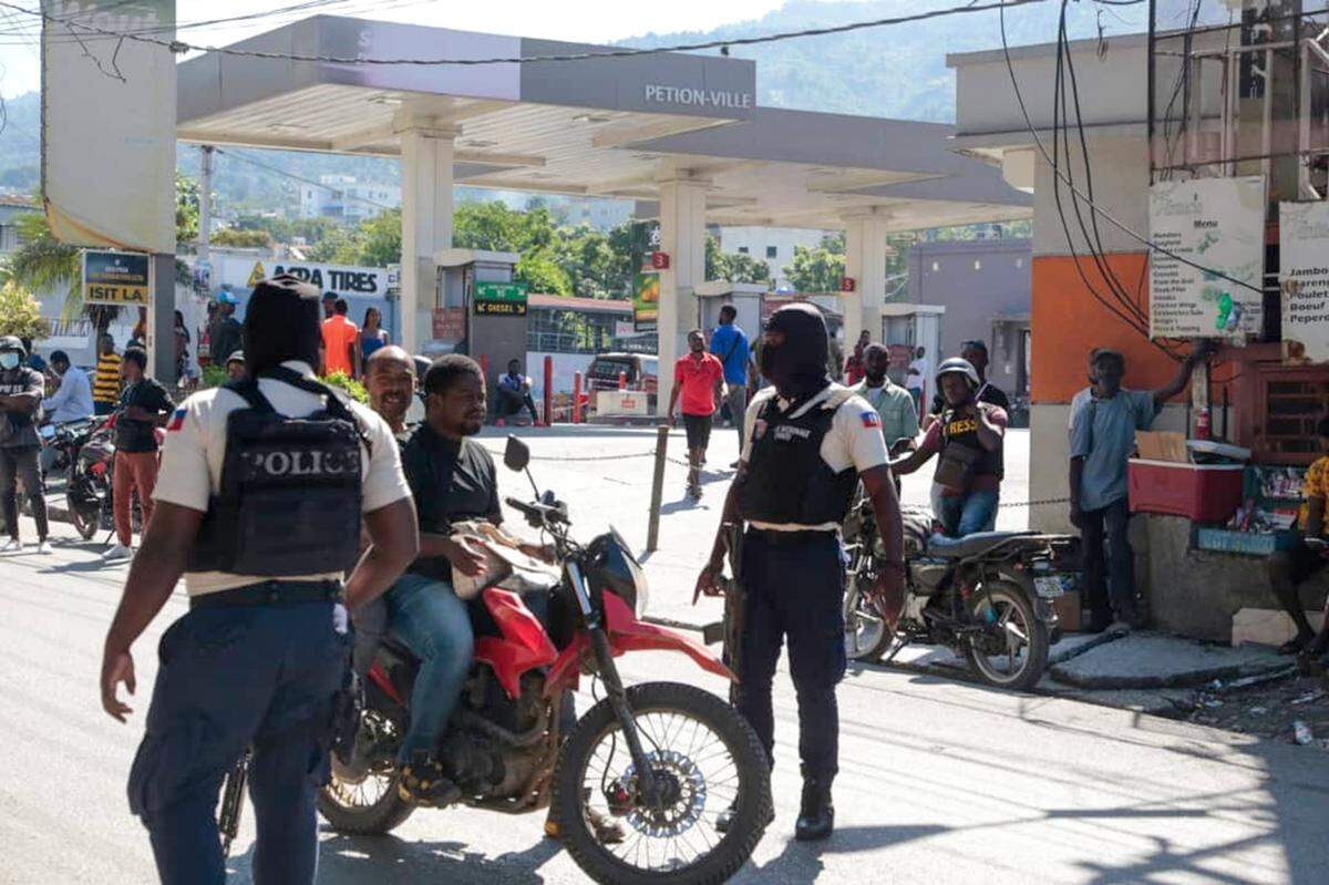 Haiti National Police officers at a checkpoint in Pétion-Ville after members of an armed gang coalition tried to attack the tony hillside community where most wealthy Haitians live on Tuesday, November 19, 2024.