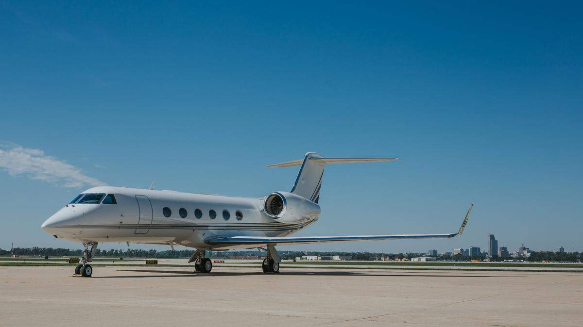 Ohama-based private aviation company Jet Linx opened a new terminal at Miami-Opa Locka Exective Airport and said it will acquire a private jet charter firm in Boca Raton.