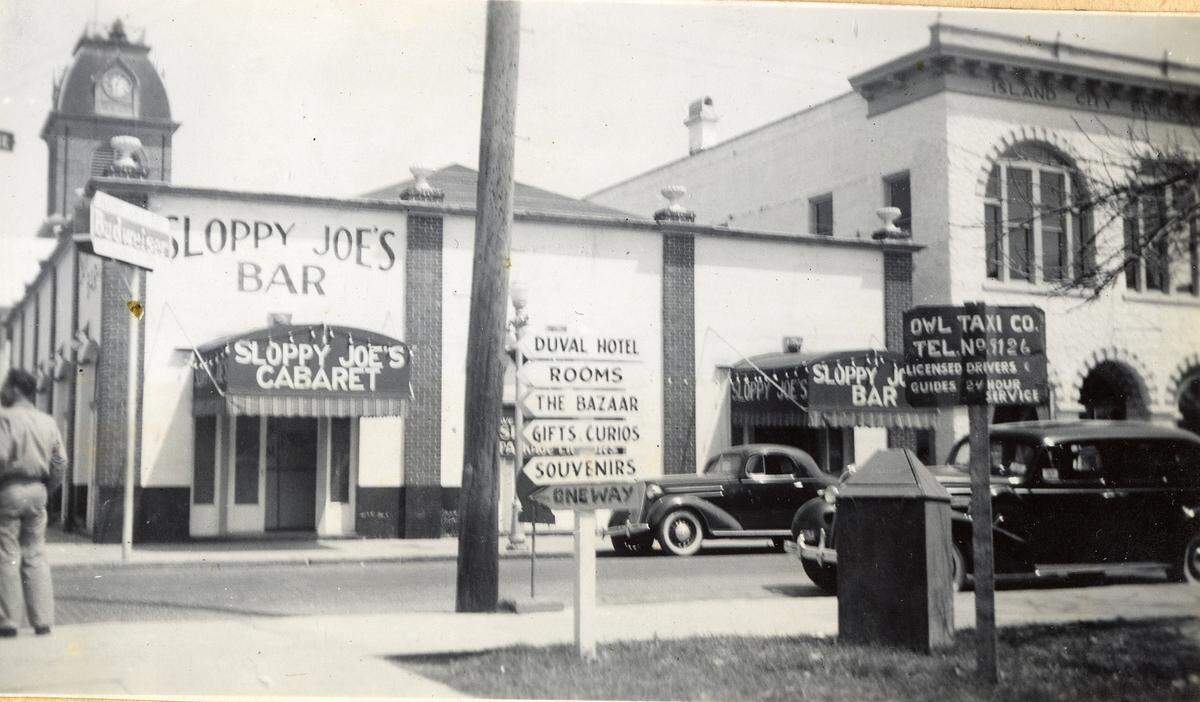 Esta foto de la década de 1940 muestra el Sloppy Joe’s Bar en la esquina de las calles Duval y Greene en Key West.
