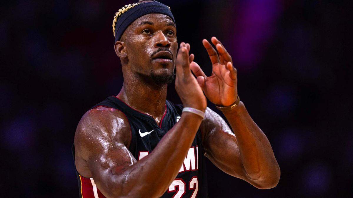 El delantero del Heat Jimmy Butler realiza un tiro libre en el partido contra los Kings de Sacramento, celebrado el 4 de noviembre de 2024, en Miami. 