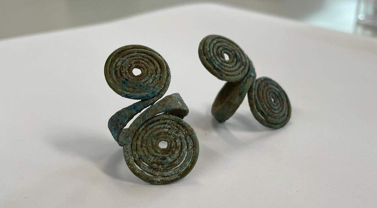 A close-up photo shows the rings with spiral designs.