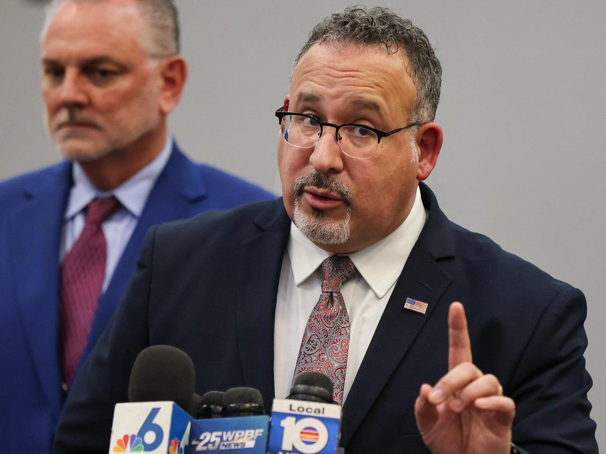 El secretario de Educación de EEUU, Miguel Cardona, responde a las preguntas de los medios mientras el superintendente de Escuelas de Broward, Dr. Peter B. Licata, a la izquierda, permanece a su lado. El secretario Cardona participó en una mesa redonda con los padres de las víctimas del tiroteo masivo por invitación del legislador federal Jared Moskowitz sobre la seguridad escolar y la salud mental después de visitar la Secundaria Marjory Stoneman Douglas, el lunes 22 de enero de 2024, en Parkland, Florida.