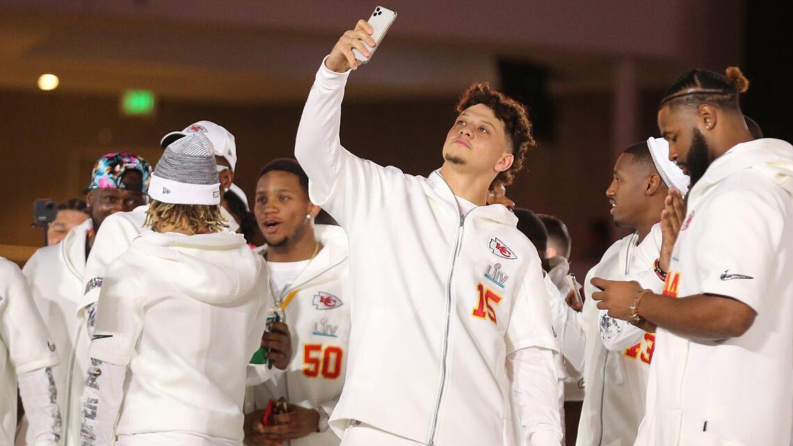 Tales from the Chiefs’ quarterbacks room with Mahomes’ backups: Ex-Dolphins Henne, Moore