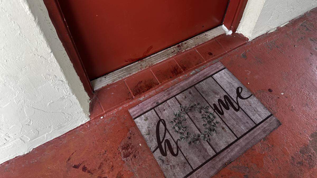 Sangre en la puerta del apartamento 408 después de que las autoridades dijeron que Stephen McKenzie disparara y matara a Julie Cruz, de 32 años, y a sus dos hijos, Nova y Emery McKenzie, ambos de 2 años, en un complejo de apartamentos en Pembroke Park, cerca de Hallandale Beach. Los otros dos hijos de Cruz recibieron disparos, uno de los cuales murió.