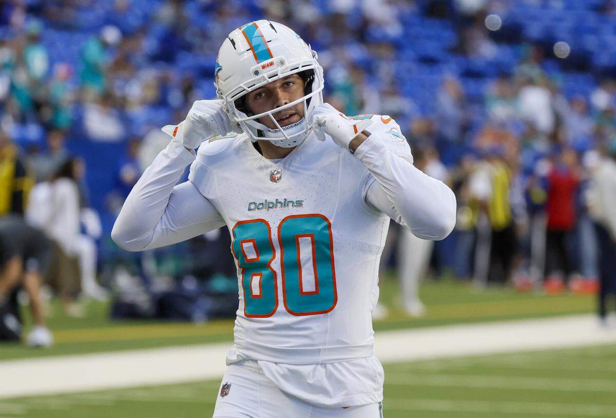 Miami Dolphins tight end Tanner Conner (80) warms up before an NFL game against the Indianapolis Colts at Lucas Oil Stadium on Sunday, Sept. 7, 2025, in Indianapolis.