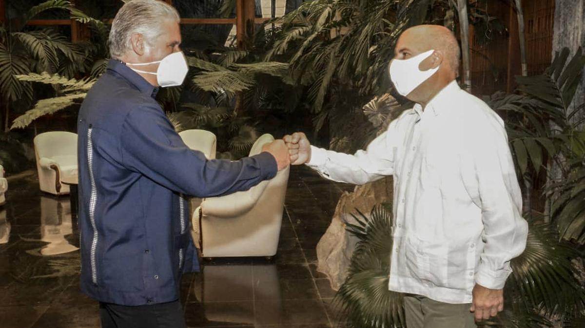 El mandatario cubano Miguel Díaz-Canel saluda al activista cubanoamericano Carlos Lazo, durante una reunión en el Palacio de la Revolución en La Habana, el 25 de agosto de 2021. Carlos Lazo, el líder de la organización antiembargo Puentes de Amor, niega las acusaciones de Marco Rubio.