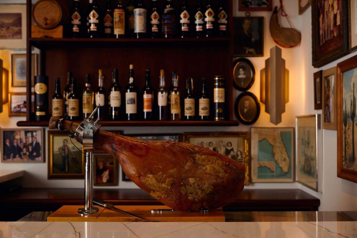 El jamón es el rey en el nuevo restaurante Tropezón de Miami Beach.