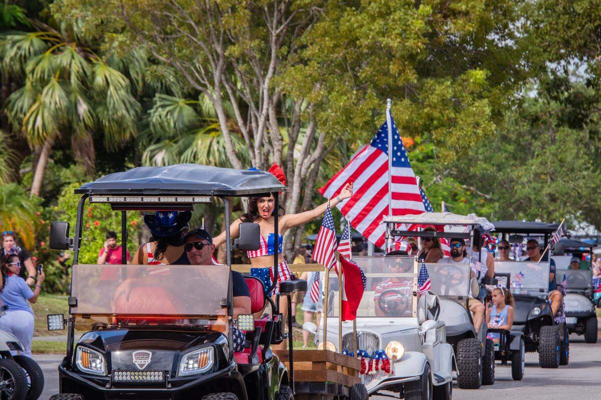 Celebración del 4 de julio en Cutler Bay en 2022. La ciudad es conocida por sus desfiles de carritos de golf.