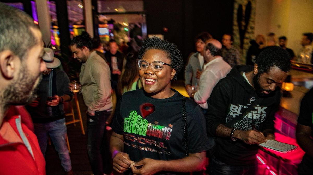 La empresaria miamense Laura Levros disfruta de la hora feliz de MiamiTech en Freehold, Wynwood, el 28 de diciembre de 2022.