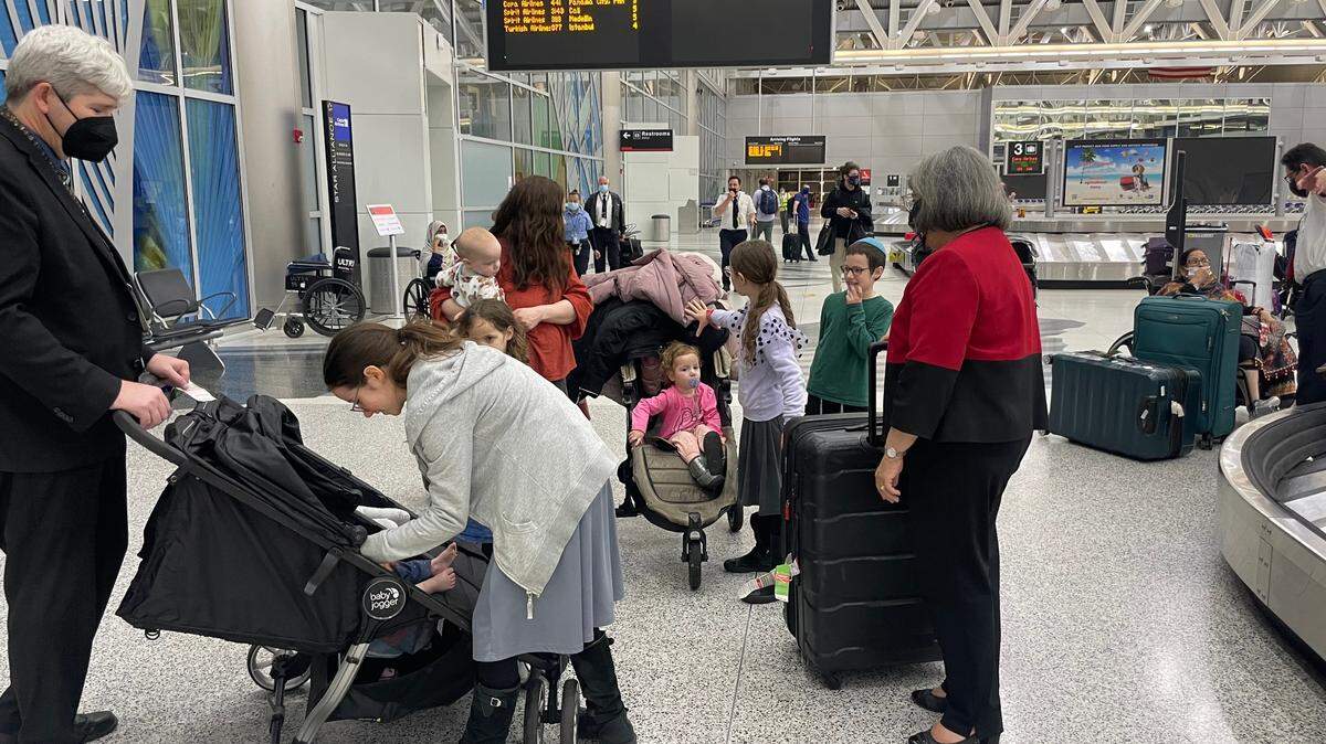 El rabino Yisroel Silberstein, su esposa Alizah y sus hijos llegaron al Aeropuerto Internacional de Miami el martes 8 de marzo, tras escapar de Ucrania. Fueron recibidos por sus familiares y por la alcaldesa del Daniella Levine Cava.