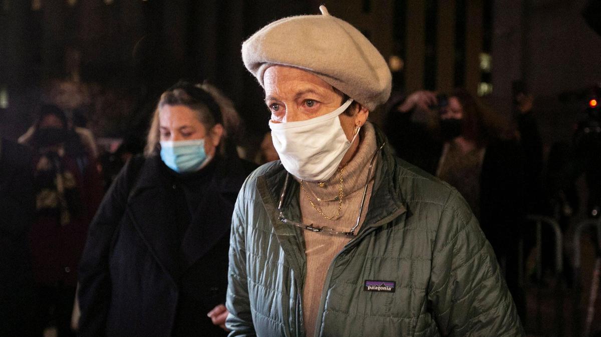 Leah Saffian, left, an attorney and family friend, accompanies Isabel Maxwell, sister of Ghislaine Maxwell, as they head toward their ride outside the federal courthouse in Manhattan at the end of day two of jury deliberations in the trial of Jeffrey Epstein’s former girlfriend. The jury will resume deliberating Wednesday morning.