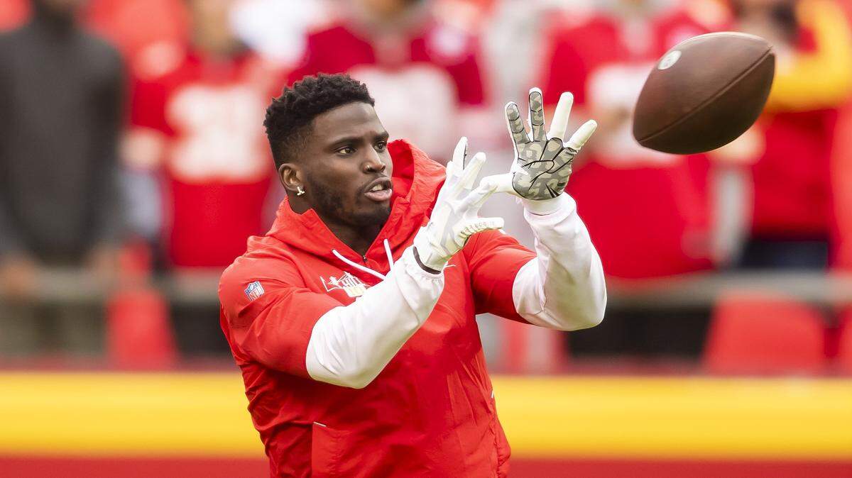 El wide receiver de los Chiefs, Tyreek Hill, atrapa un pase durante los calentamientos previos al juego contra los Steelers, el 26 de diciembre de 2021 en el Arrowhead Stadium, en Kansas City.