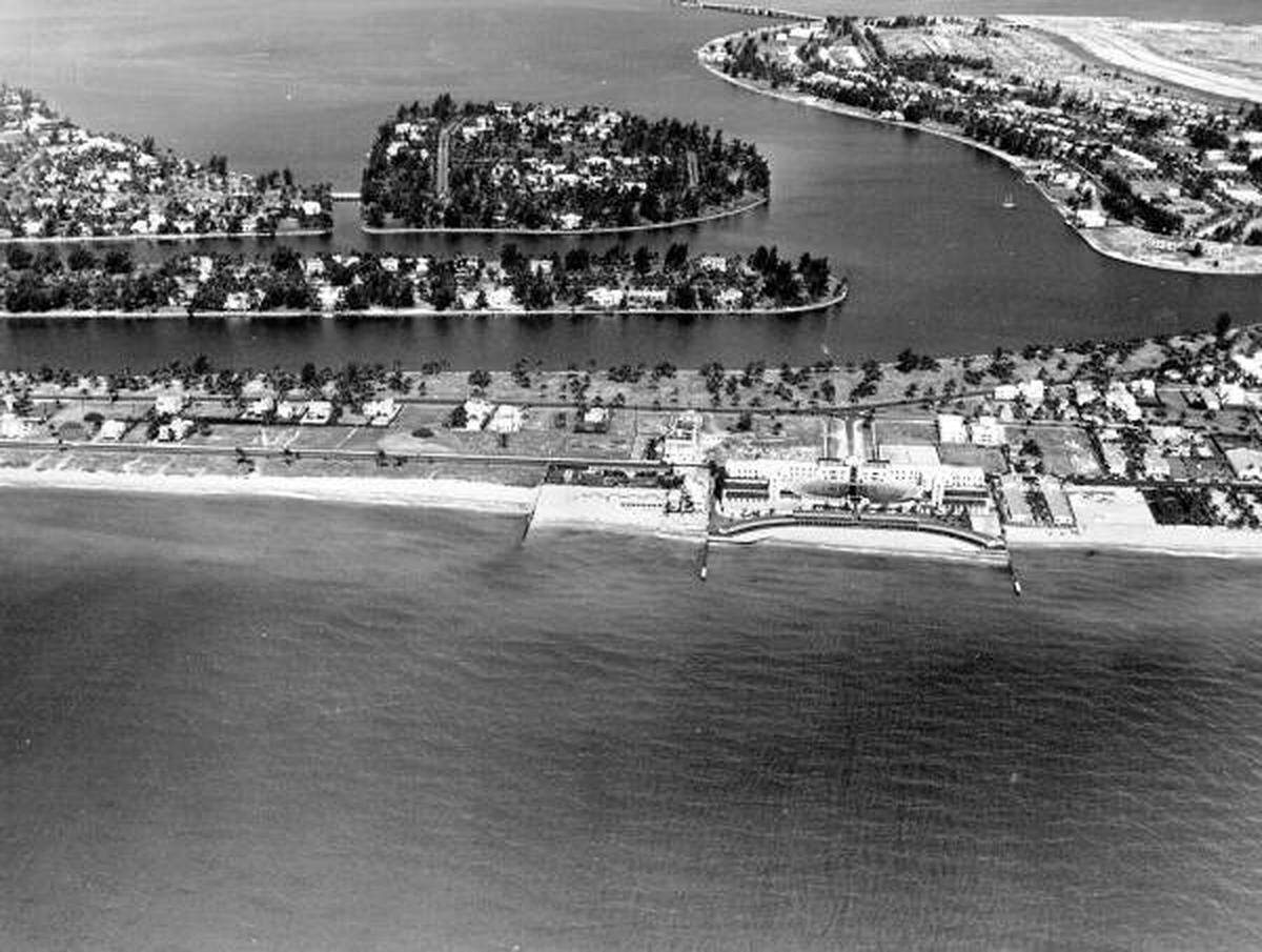Vista aérea del primer Deauville en Miami Beach.