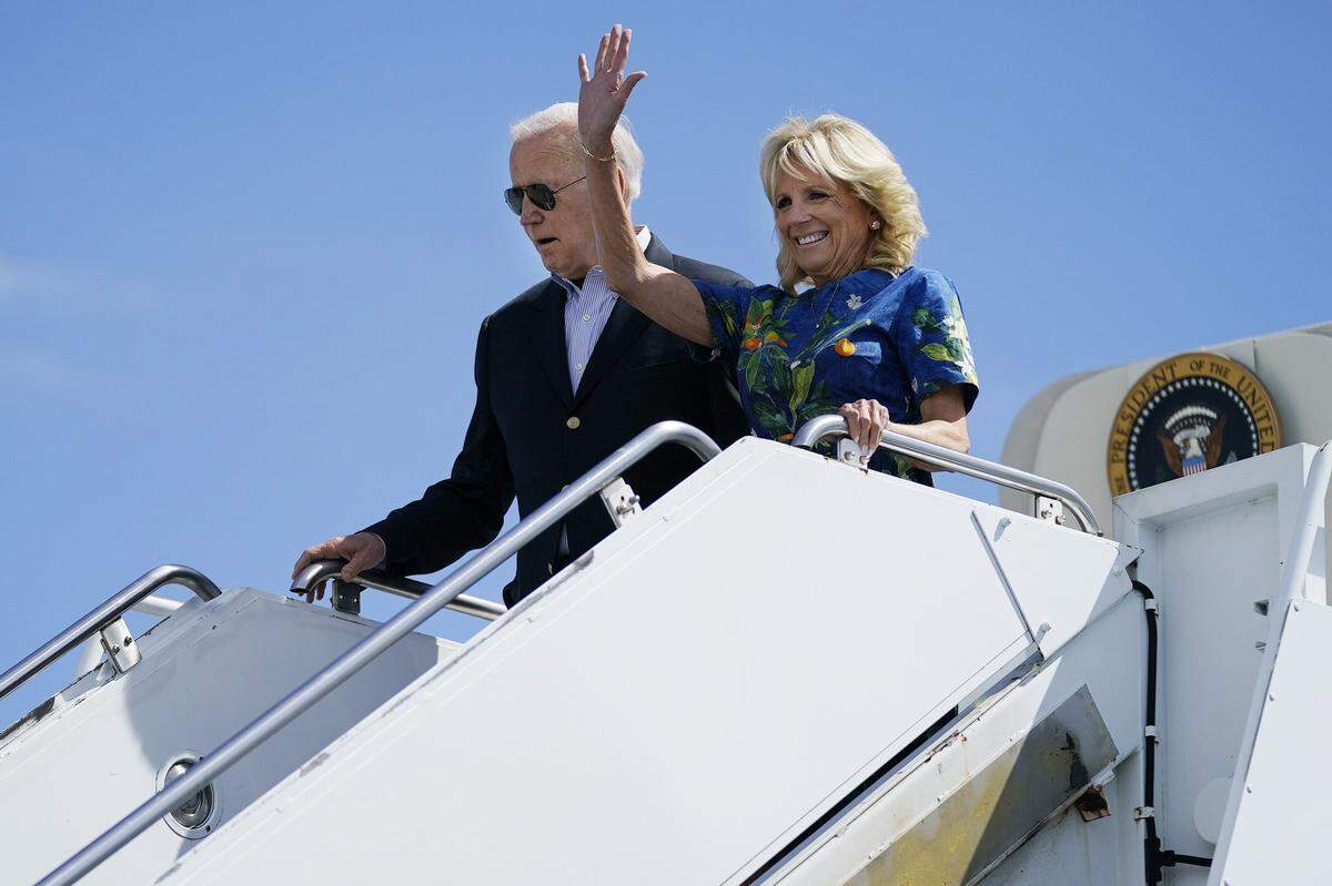 El presidente Joe Biden y la primera dama Jill Biden llegan a Ponce, Puerto Rico, el lunes 3 de octubre de 2022. (AP Photo/Evan Vucci)