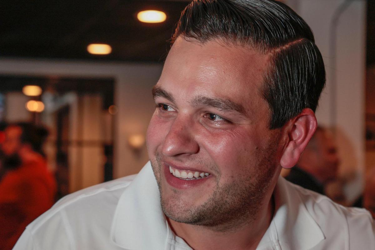 El candidato a la Comisión del Condado Miami-Dade del Distrito 6, Kevin Marino Cabrera, celebra en Beat Culture Brewery en Miami después de derrotar al comisionado de Coral Gables Jorge Fors, el martes 8 de noviembre de 2022.