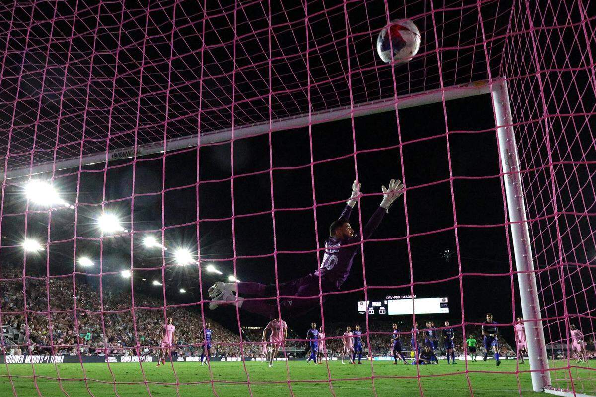 Lionel Messi’s shot made it past Cruz Azul goalkeeper Andres Gudiño (30).