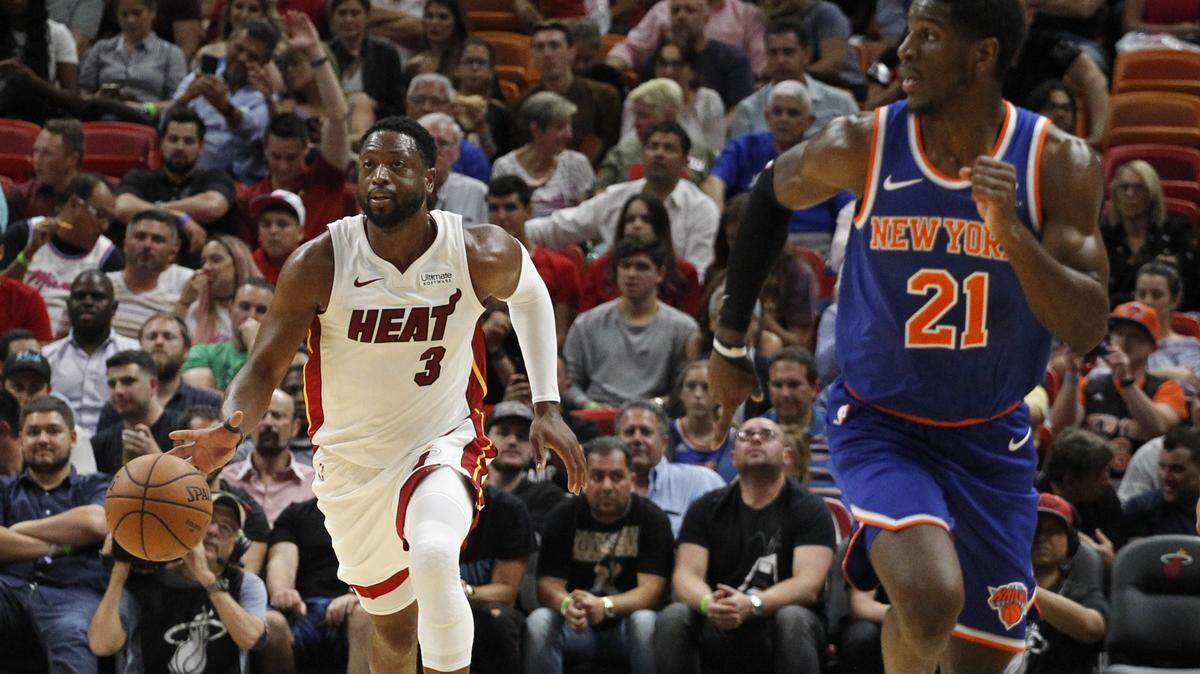 Dwyane Wade (izq.) lleva el balón en el triunfo ante los Knicks el 24 de octubre de 2018 en el American Airlines Arena de Miami.