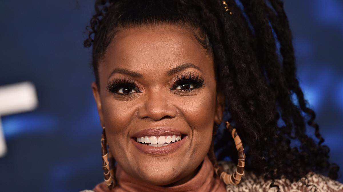 Yvette Nicole Brown gets married at 53.