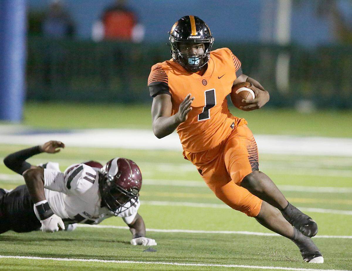 Booker T. Washington Tornadoes running back Antwan Smith (1) carries the ball against Norland Vikings during football game on Thursday, November 17, 2022 at Traz Powell Stadium in Miami. Andrew Uloza / for Miami Herald