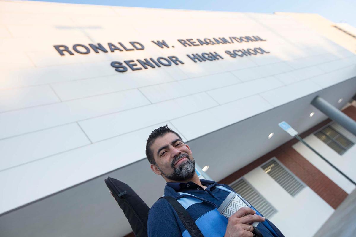 Álvaro Bermúdez, maestro de Música en la preparatoria Ronald W. Reagan de Doral, dijo que estaba deseando volver a la escuela. El miércoles 17 de agosto de 2022 fue el primer día de clases para las escuelas públicas de Miami-Dade.