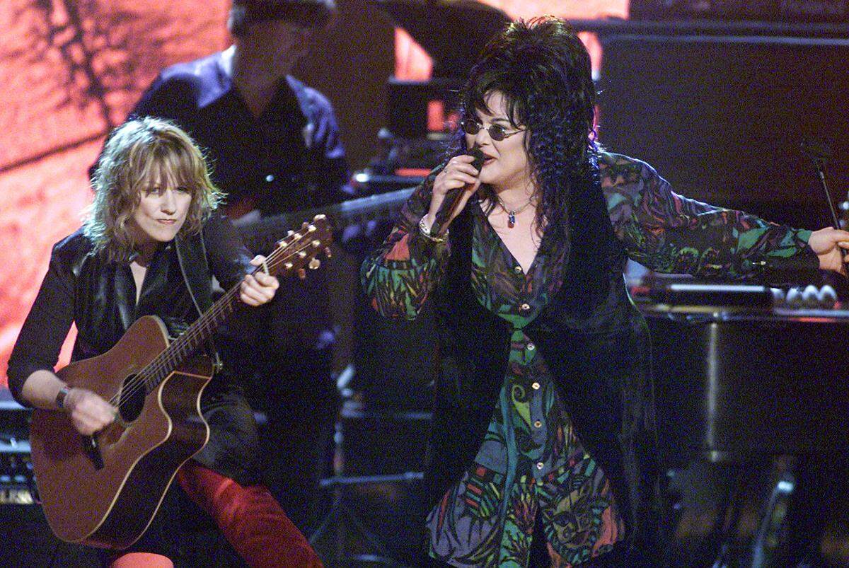 Nancy and Ann Wilson of Heart perform in 2000.