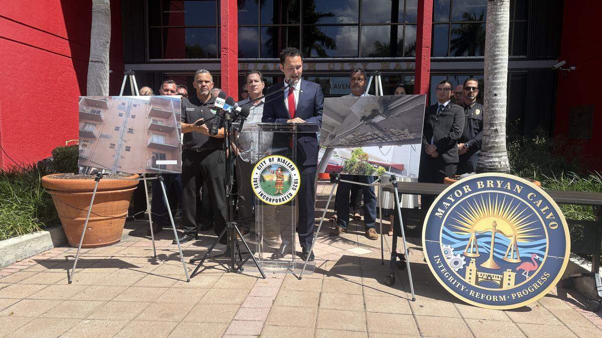El alcalde Bryan Calvo en una conferencia de prensa señala ejemplos de mantenimiento descuidado al tiempo que anuncia la creación de un grupo de trabajo para abordar los problemas de las asociaciones de propietarios en Hialeah.