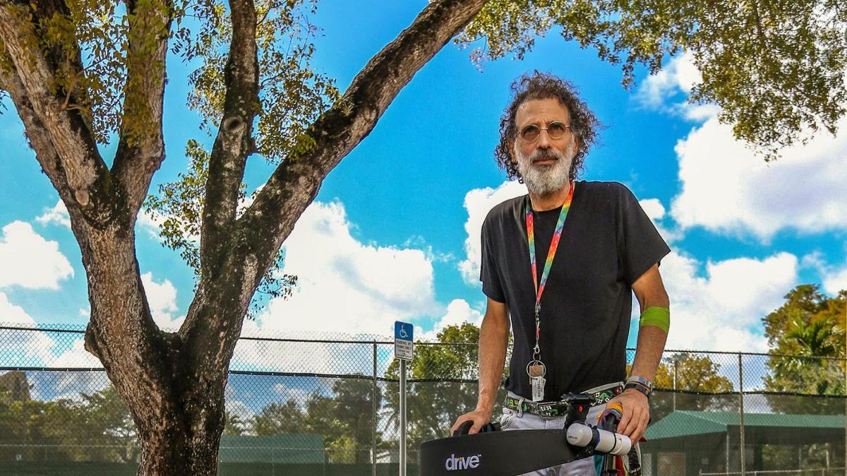 Theo Karantsalis delante de su casa, donde la ciudad de Miami Springs instaló nuevas aceras más accesibles después que presentó una demanda en virtud de la Ley de Estadounidenses con Discapacidades. Al final perdió en los tribunales, pero la ciudad realizó algunas de las obras clave que él solicitaba. AL DIAZ adiaz@miamiherald.com