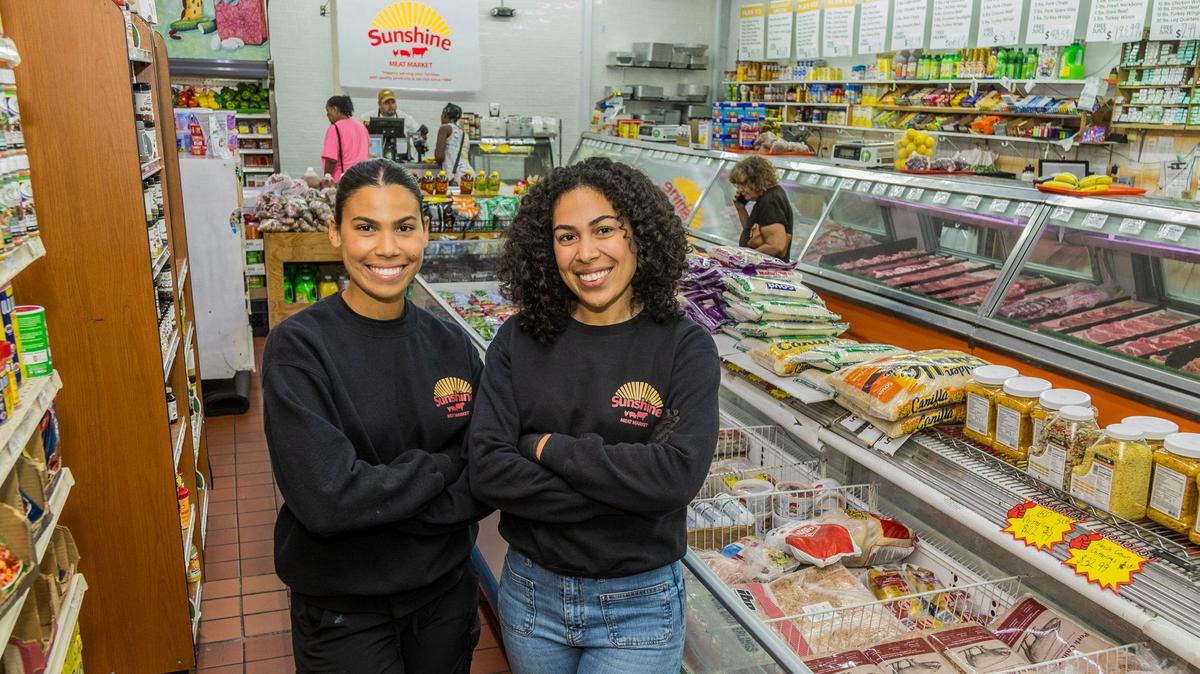 Las hermanas Karissa y Vanessa Disla posan en el Sunshine Meat Market, de su familia, en Miami Gardens el 5 de junio de 2024.