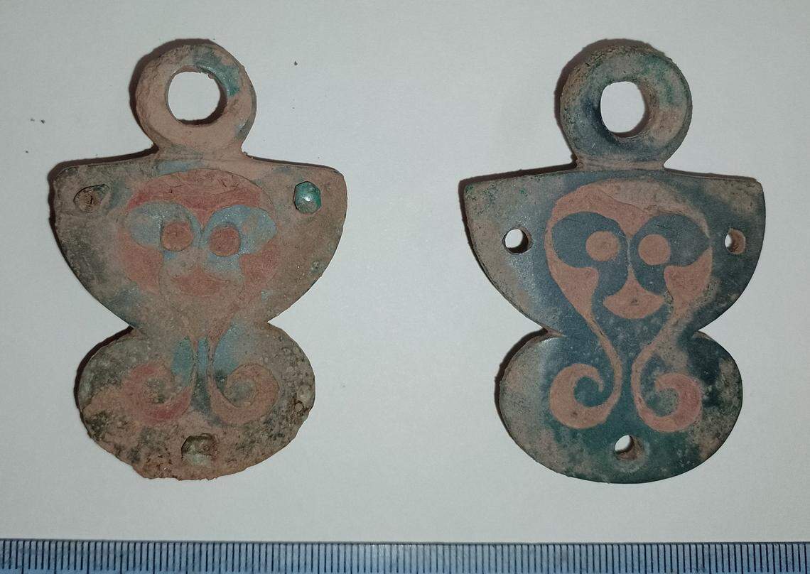 A pair of bucket mounts.