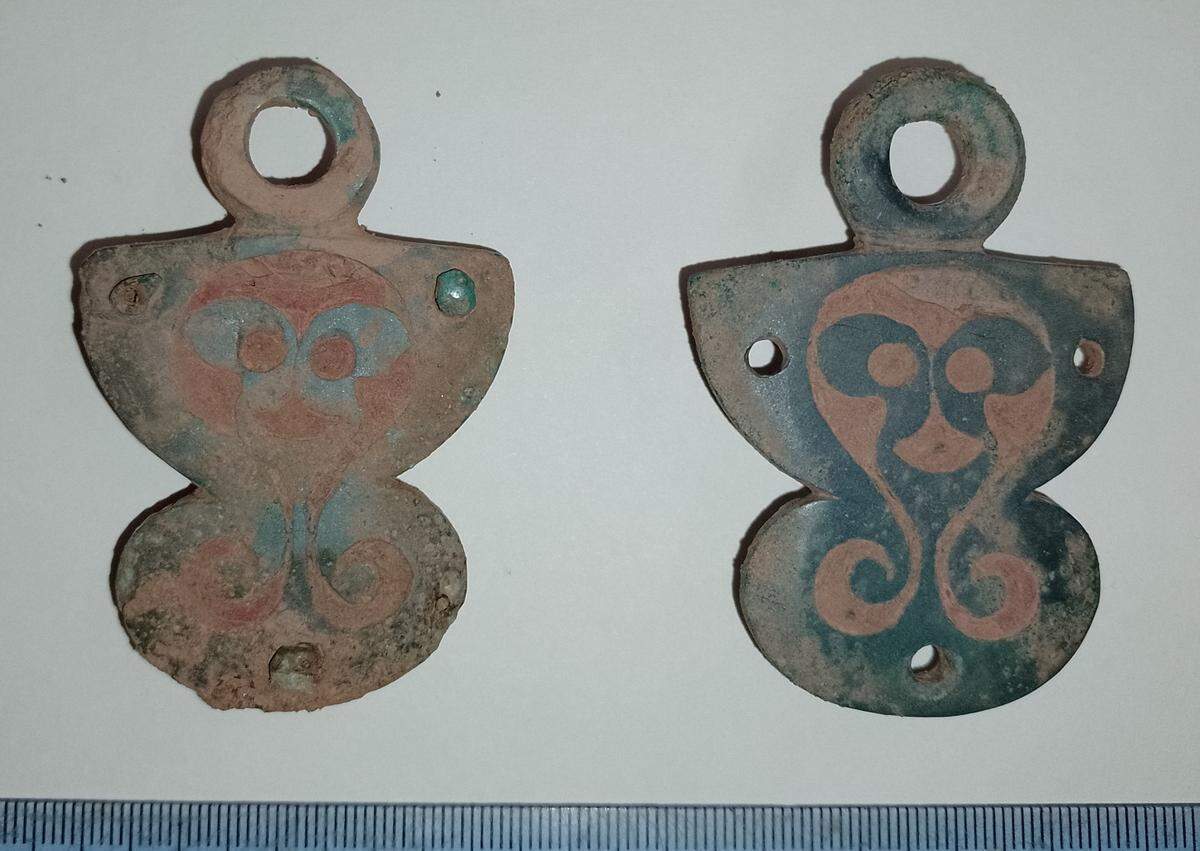 A pair of bucket mounts.
