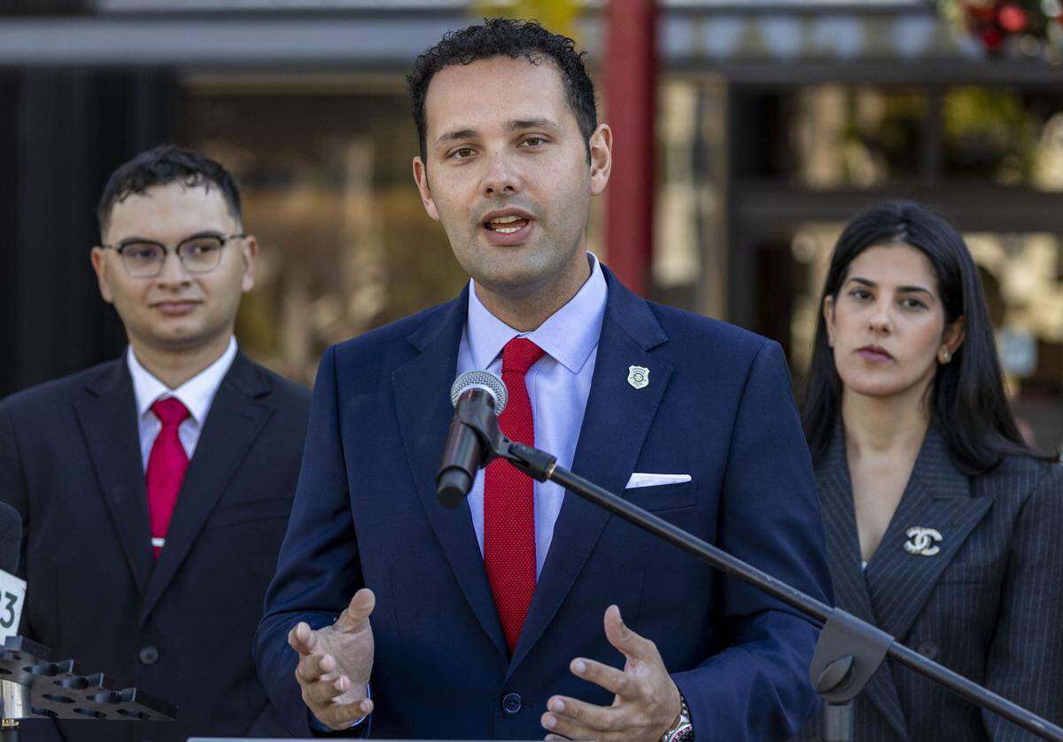 El alcalde electo Bryan Calvo, en el centro, respalda a Gelien Pérez, a la derecha, y a William “Willy” Marrero, a la izquierda, para las elecciones de segunda vuelta del Concejo Municipal de Hialeah el 9 de diciembre.Hialeah, FL, 18 de noviembre de 2025 - 
