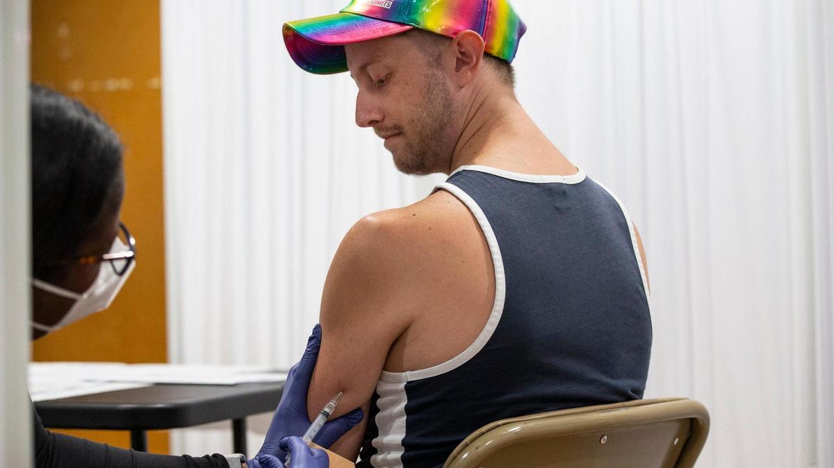 Patrick Larue, de 32 años, recibe la vacuna contra la viruela del mono en el Pride Center at Equality Park en Wilton Manors, Florida, el martes 19 de julio de 2022. Algunos hombres homosexuales en la Florida han dicho que los funcionarios de salud del Estado no han emprendido acciones urgentes para hacer que los hombres se hagan la prueba y se vacunen a pesar del rápido aumento de los casos en la Florida. La viruela del mono afecta principalmente a los hombres que tienen relaciones sexuales con hombres.