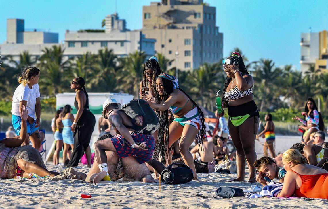 Spring breakers enjoy a quiet and a pleasant weather in South Beach. on Saturday March 26, 2022,